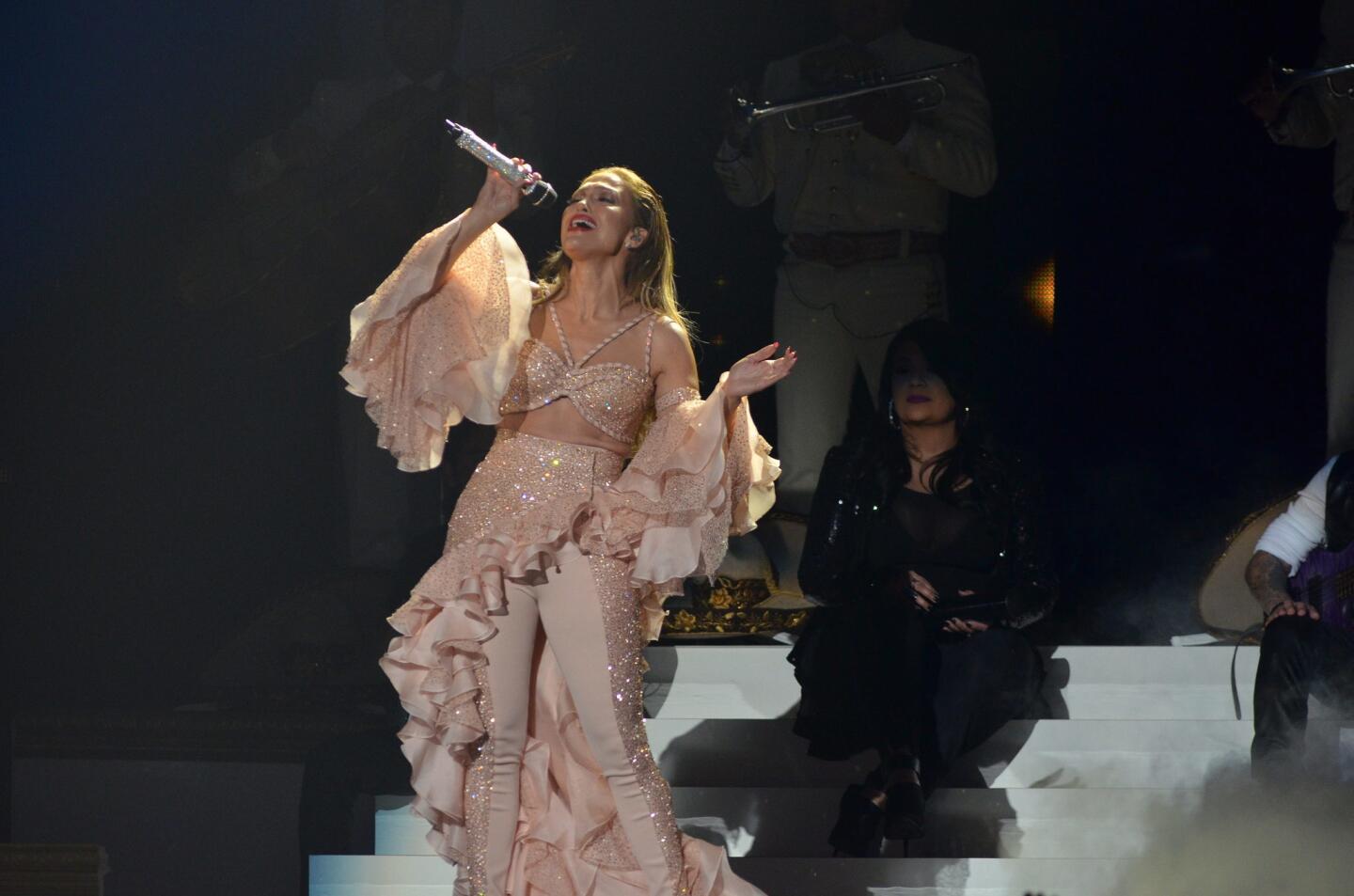 La cantante boricua Jennifer López le rindió un homenaje a la desaparecida cantante Selena en la entrega de los premios Billboard de la Música Latina 2015.