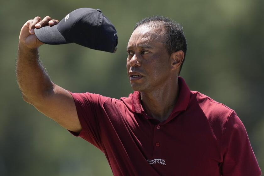Tiger Woods se despide tras su última ronda en el Masters de Augusta, el domingo 14 de abril de 2024 (AP Foto/David J. Phillip)