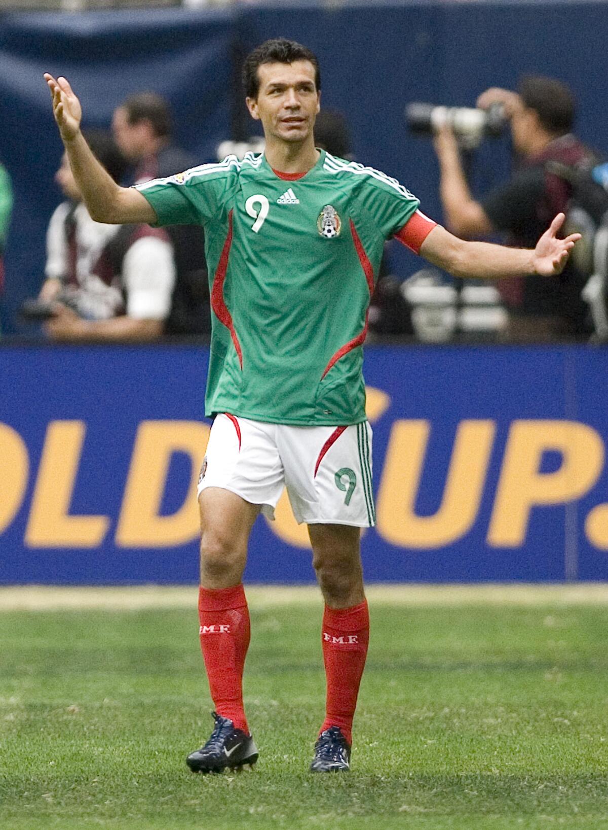 Jared Borgetti durante un partido de Copa Oro 2007 en Houston.