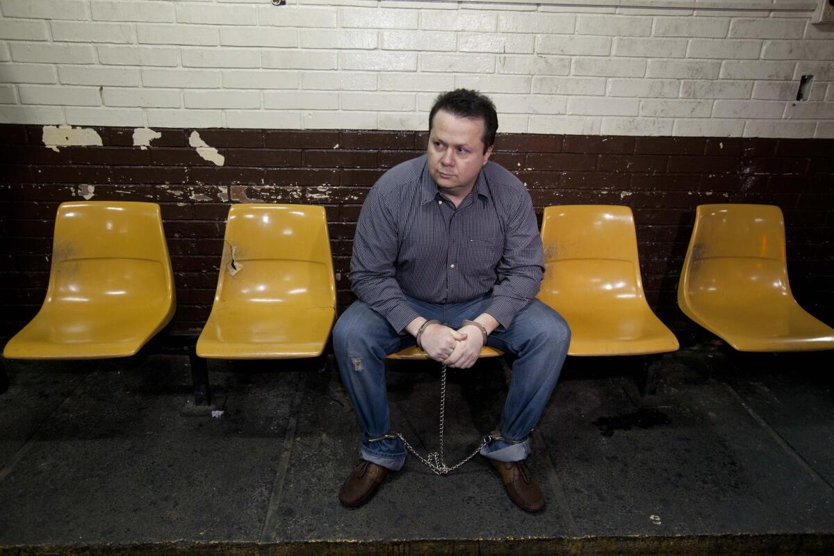 ARCHIVO - El ciudadano costarricense Costa Rican Alejandro Jiménez González, espera una audiencia sentado con grilletes en Ciudad de Guatemala. (Foto AP/Moises Castillo, archivo)