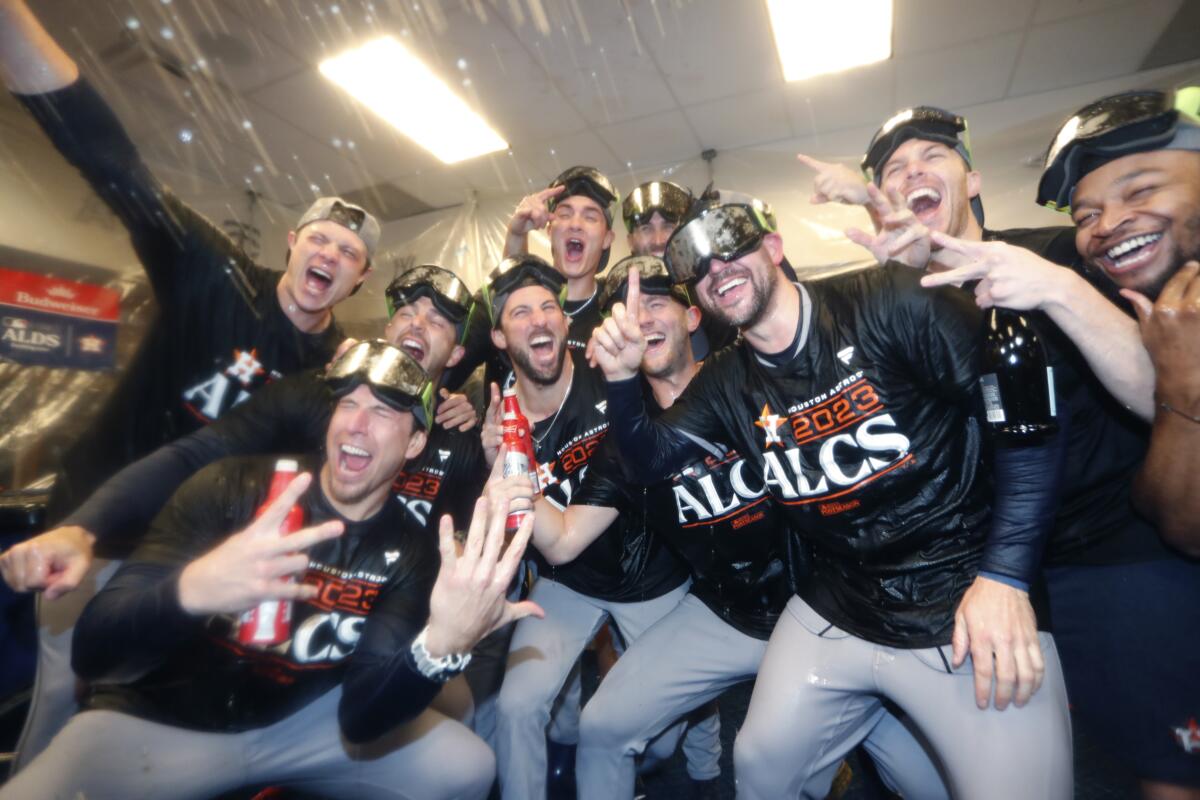 Los Astros de Houston festejan en la cueva luego de  