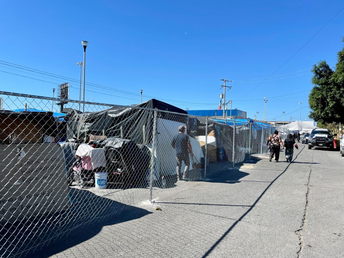 Vista de la malla instalada alrededor del campamento de migrantes en Tijuana.