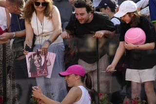Iga Swiatek celebra con espectadores tras derrotar a Angelique Kerber en el Abierto de Australia, el lunes 13 de mayo de 2024, en Roma. (AP Foto/Alessandra Tarantino)