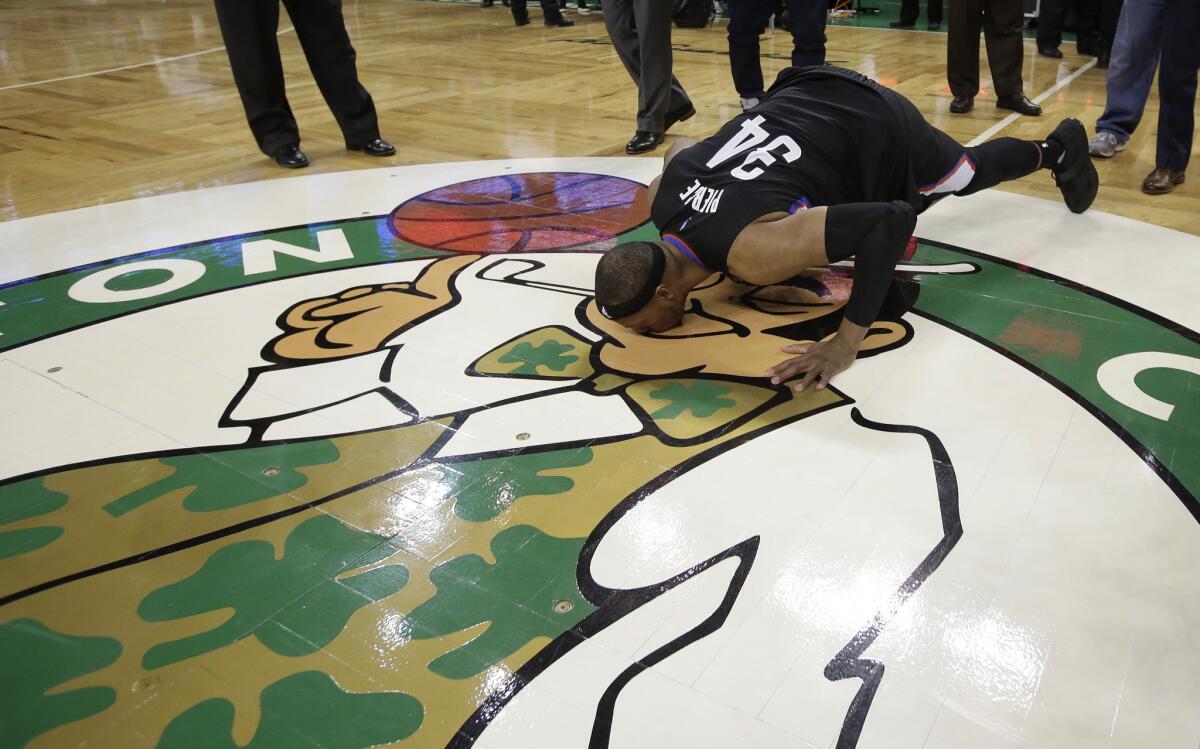 Los Celtics despiden a Paul Pierce mientras vencen a los Clippers.