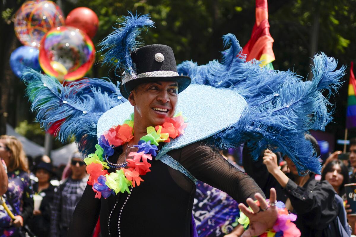 Un asistente participa en el desfile anual del Orgullo Gay 