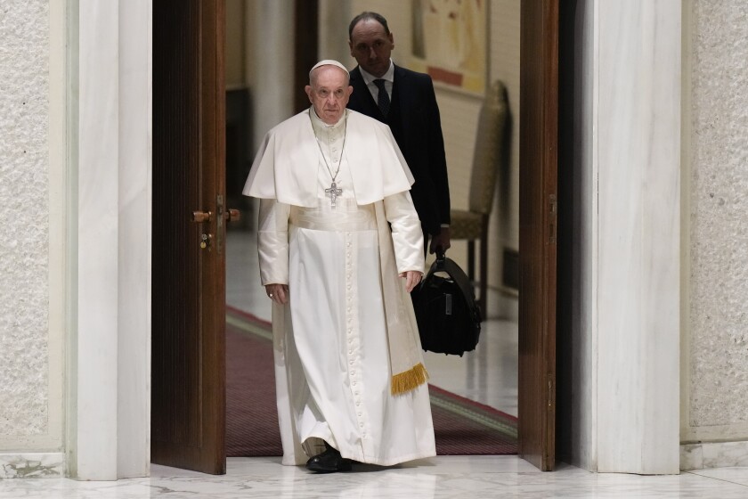El papa Francisco llega a su audiencia general semanal en el Salón Pablo VI, en el Vaticano