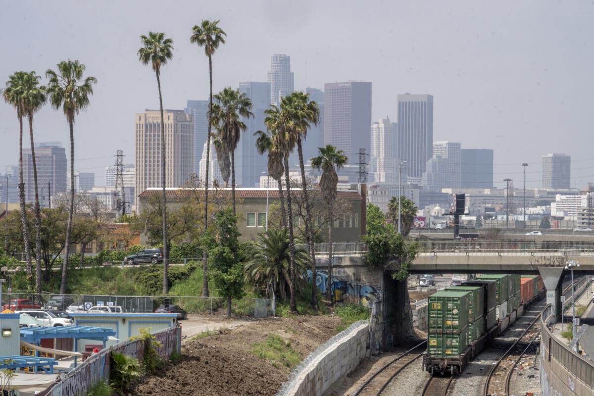 La ciudad de Los Ángeles detrás de un tren que pasa por la terminal de Union Pacific