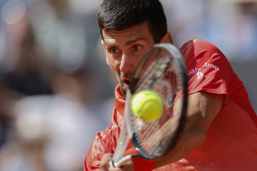 Novak Djokovic devuelve ante Aleksandar Kovacevic en la primera ronda del Abierto de Francia, el lunes 29 de mayo de 2023, en París. (AP Foto/Jean-Francois Badias)