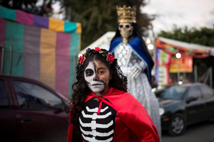 El Día de Muertos mexicano resiste y coexiste 