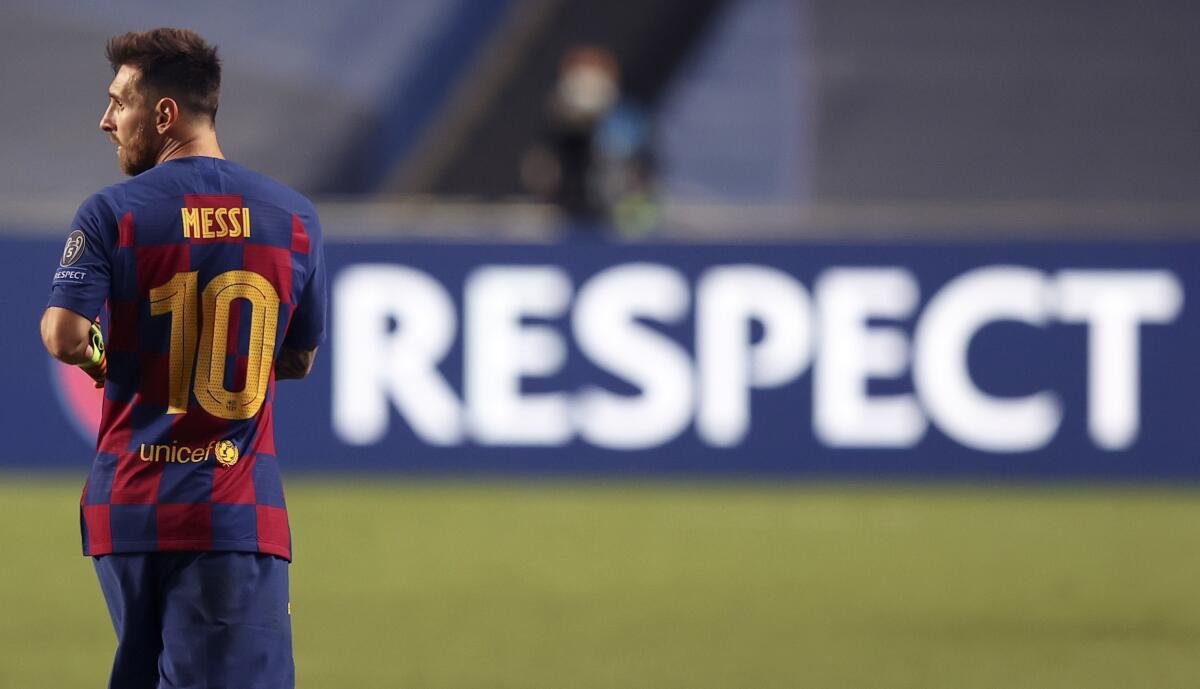 Leo Messi, del Barcelona, abandona la cancha tras la goleada que sufrió su equipo ante el Bayern.