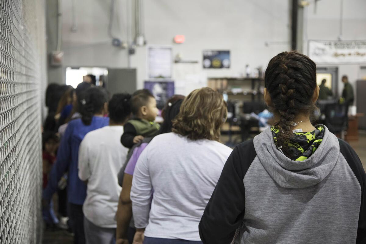 Esta foto proporcionada por la agencia federal de Aduanas y Protección Fronteriza muestra a un grupo de personas detenidas por casos relacionados a ingreso ilegal a Estados Unidos, el domingo 17 de junio del 2018 en una instalación de McAllen, Texas.