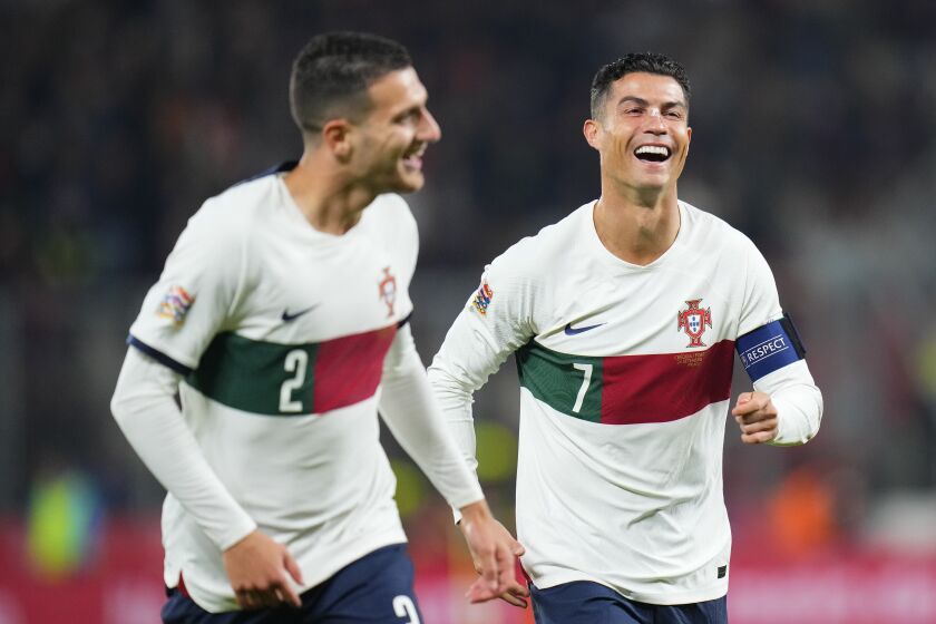 Diogo Dalot, autor del tercer gol de Portugal, celebra con Cristiano Ronaldo durante el partido contra la República Checa en la Liga de Naciones, el 24 de septiembre de 2022, en Praga (AP Foto/Petr David Josek)