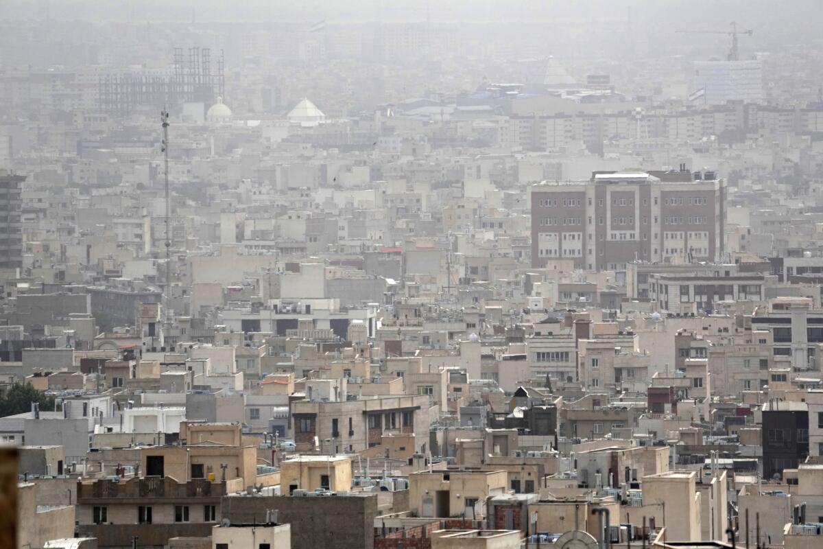 Una tormenta de arena cubre Teherán, Irán, el martes 17 de mayo de 2022. (Foto AP/Vahid Salemi)