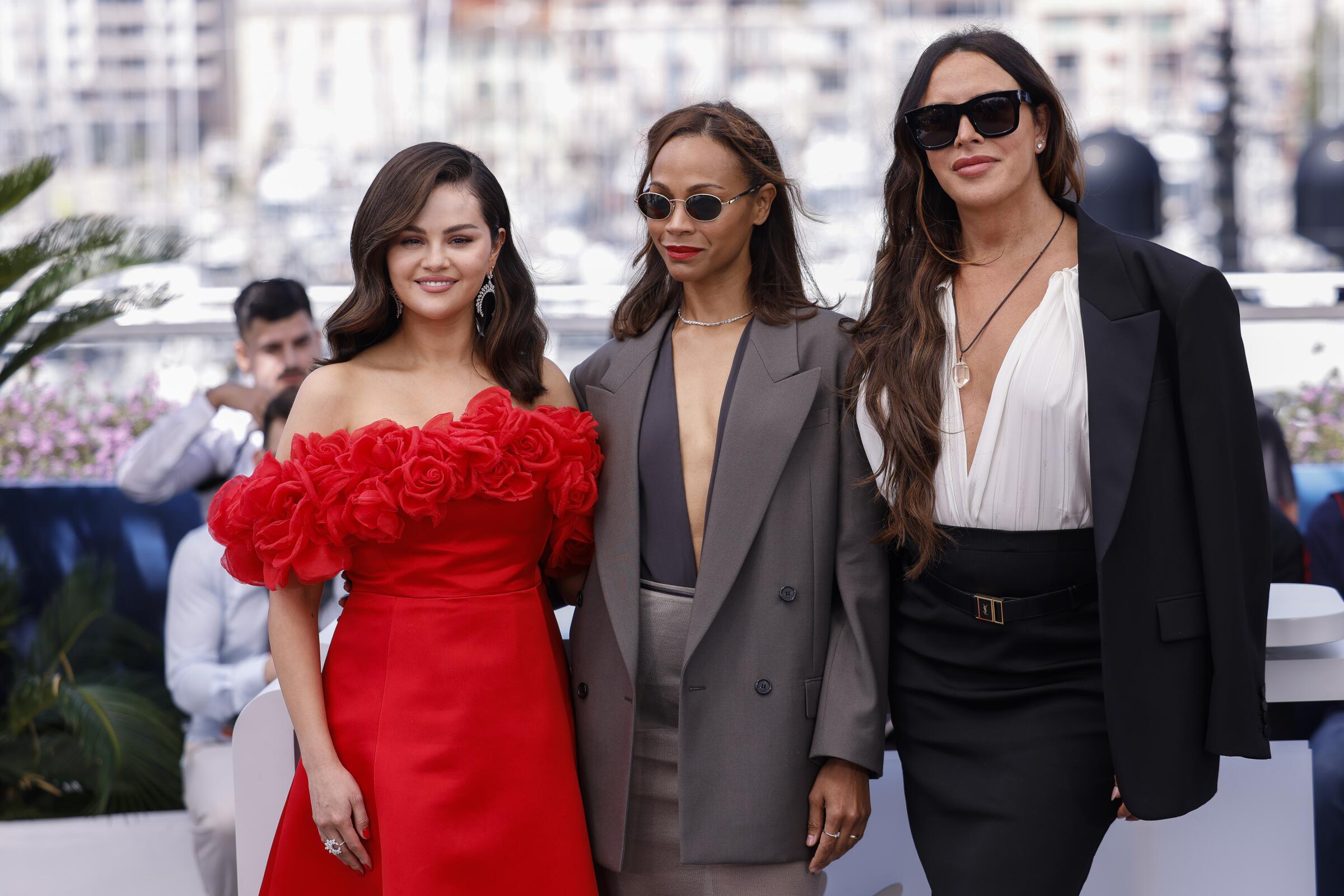 Selena Gomez, de izquierda a derecha, Zoe Saldaña y Karla Sofia Gascón