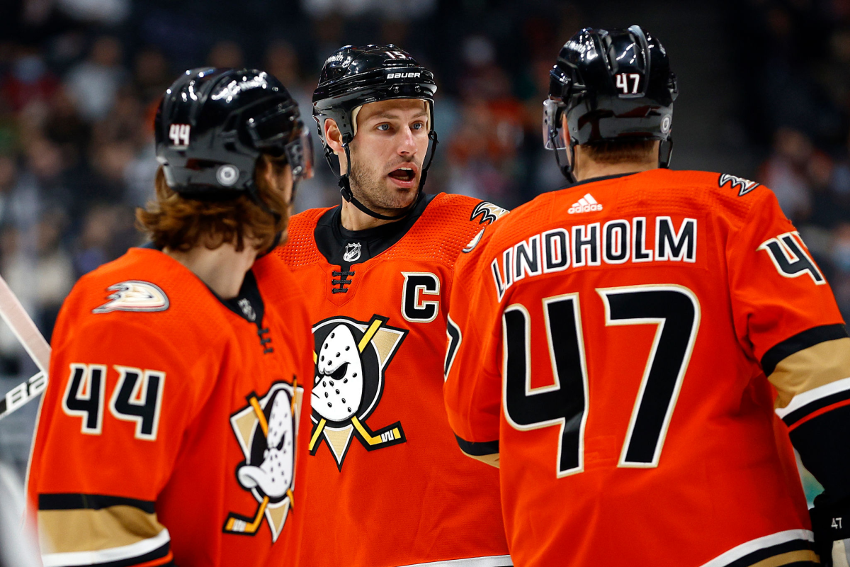 Ducks captain Ryan Getzlaf talks to teammates Hampus Lindholm and Max Comtois.