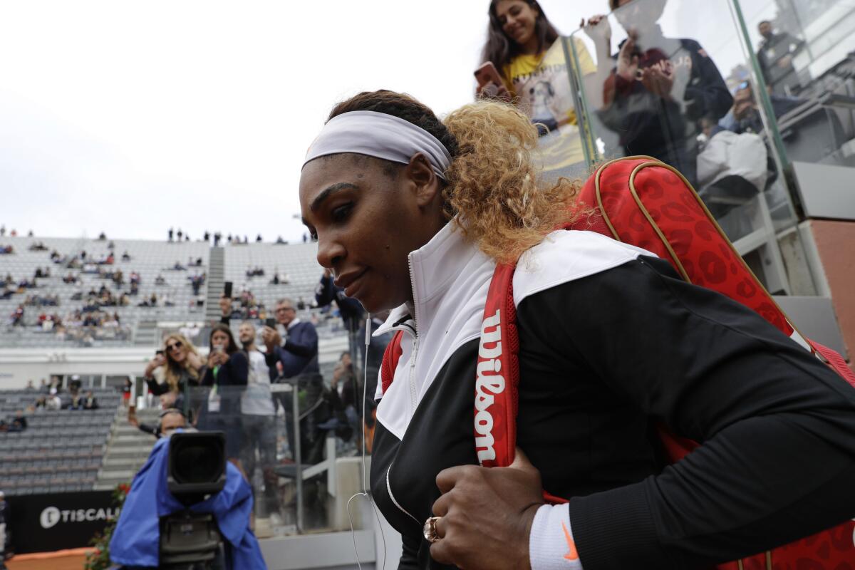 La estadounidense Serena Williams ingresa a la pista central para jugar contra la sueca Rebecca Peterson en el Abierto de Italia, el lunes 13 de mayo de 2019.