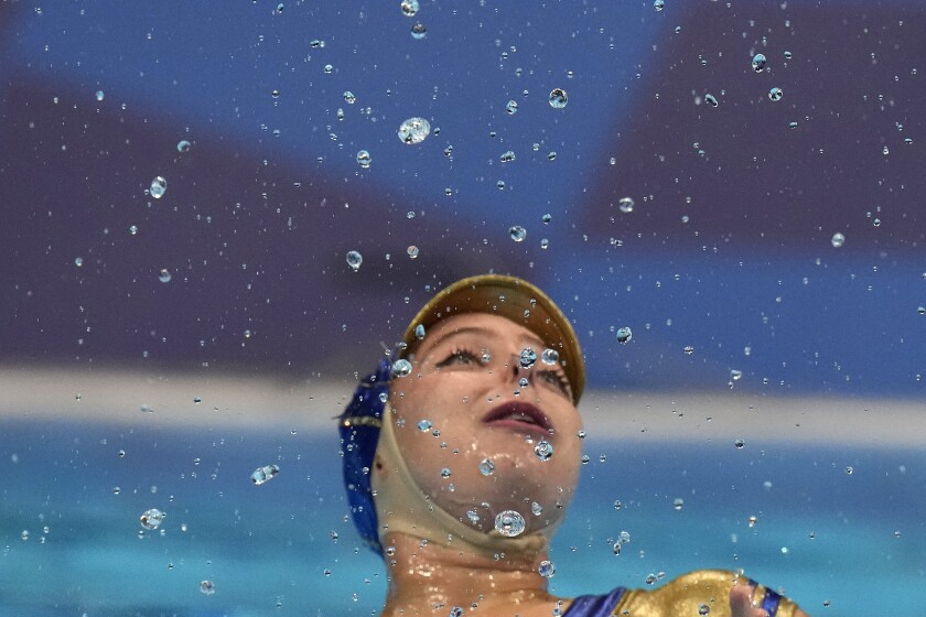 La española Alisa Ozhogina compite en el nado sincronizado de los Juegos Olímpicos de Tokio
