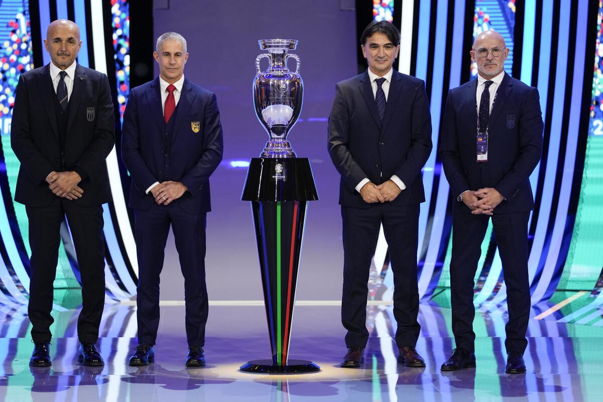 Desde la izquierda: Los técnicos de Italia Luciano Spalletti; de Albania Sylvinho; de Croacia Zlatko Dalic;