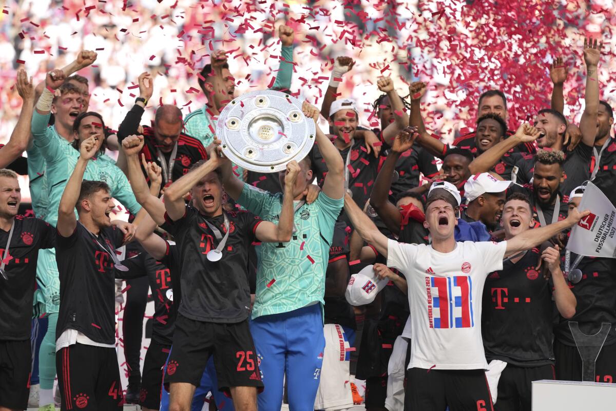 Jugadores del Bayern Munich celebran tras ganar el título de la Bundesliga el sábado 27 de mayo del 2023. 