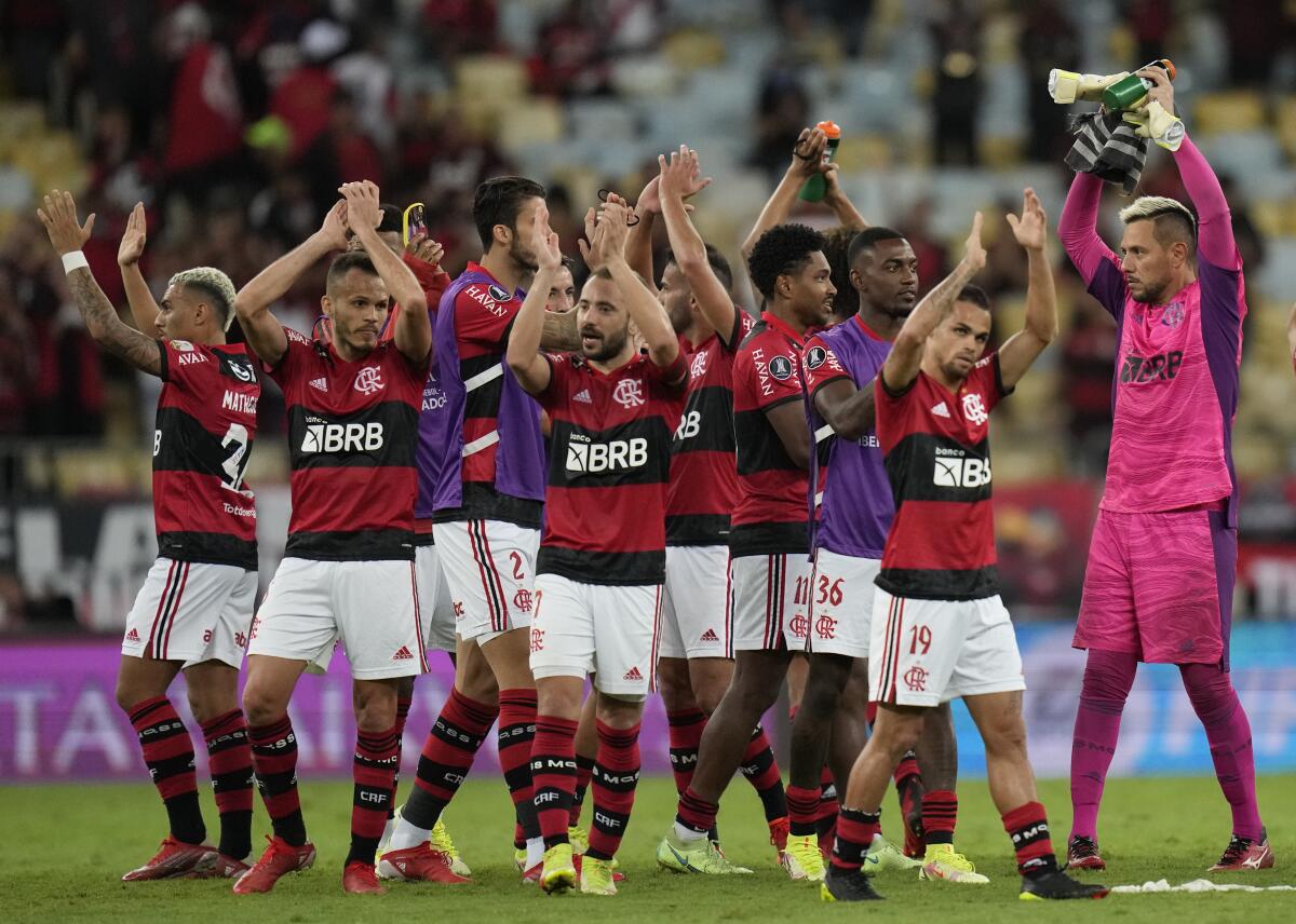 Los jugadores de Flamengo de Brasil celebran la victoria 2-0 ante el Barcelona de Ecuador