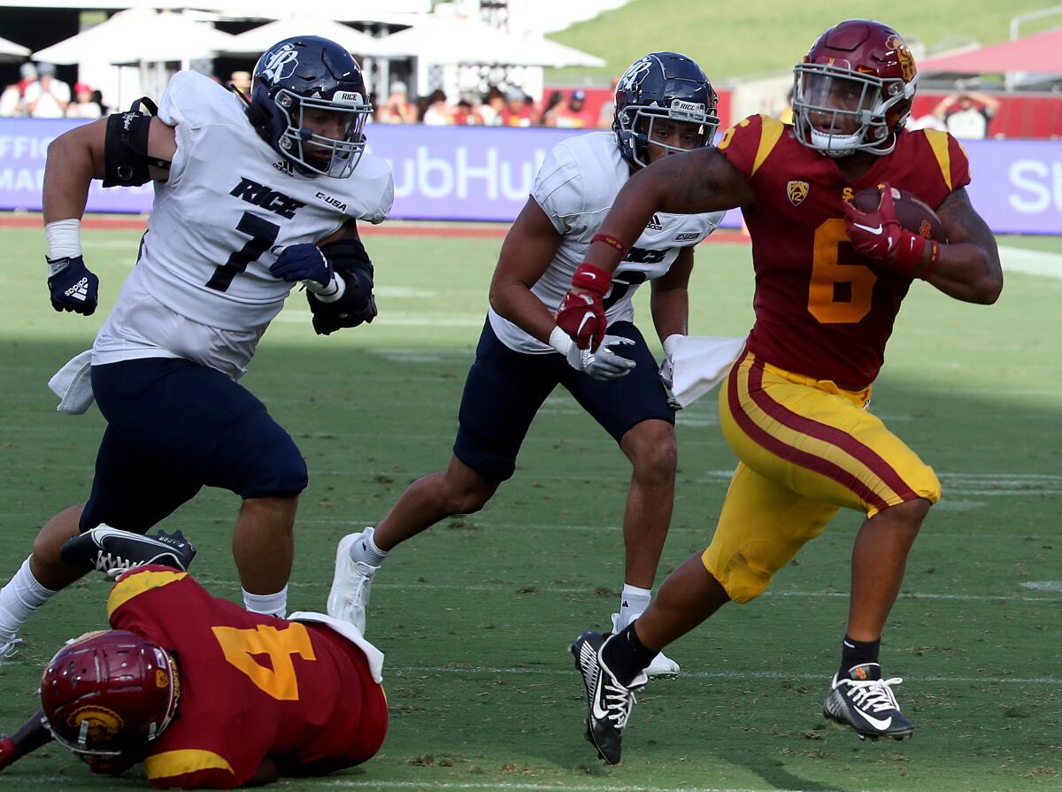 LOS ANGELES, CALIF. - SEP. 3, 2022. USC running back Austin Jones breaks free for a touchdown against Rice.