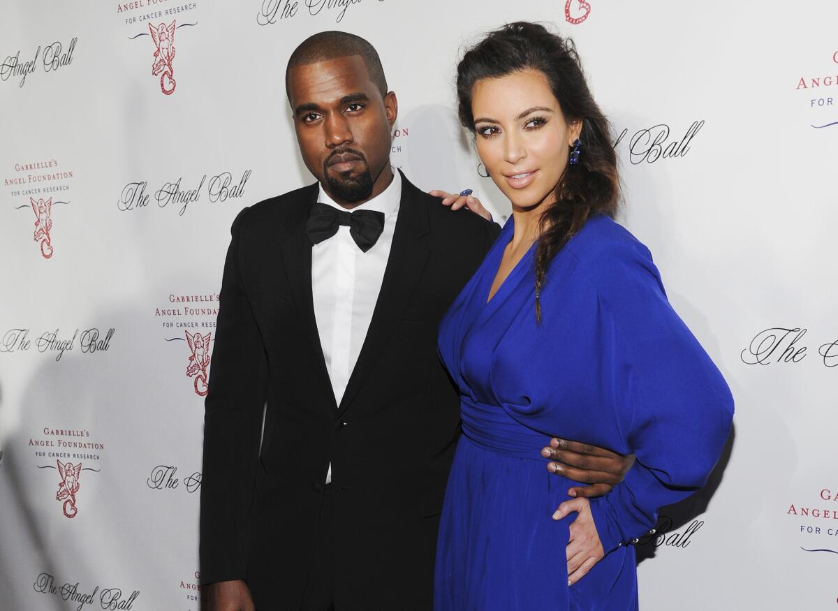 ARCHIVO - Kanye West, izquierda, y Kim Kardashian