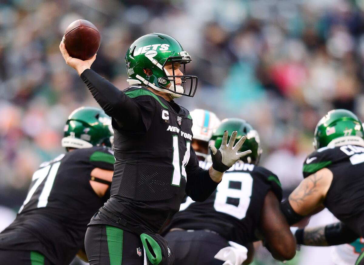 New York Jets quarterback Sam Darnold passes against the Miami Dolphins on Sunday.