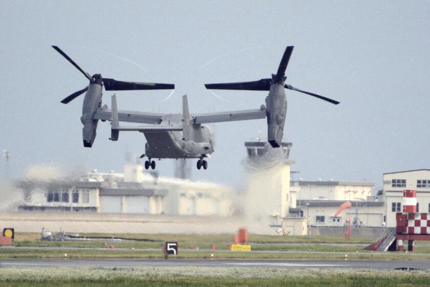 ARCHIVO - Un avión militar estadounidense CV-22 Osprey despega de la base de Iwakuni, en la prefectura de Yamaguchi, en el oeste de Japón, el 4 de julio de 2018. Buzos estadounidenses y japoneses encontraron restos del fuselaje y de los tripulantes de una aeronave Osprey de la Fuerza Aérea estadounidense estrellada la semana pasada cerca de la costa suroeste de Japón, según anunció el lunes 4 de diciembre de 2023 la Fuerza Aérea. (Kyodo News via AP, Archivo)