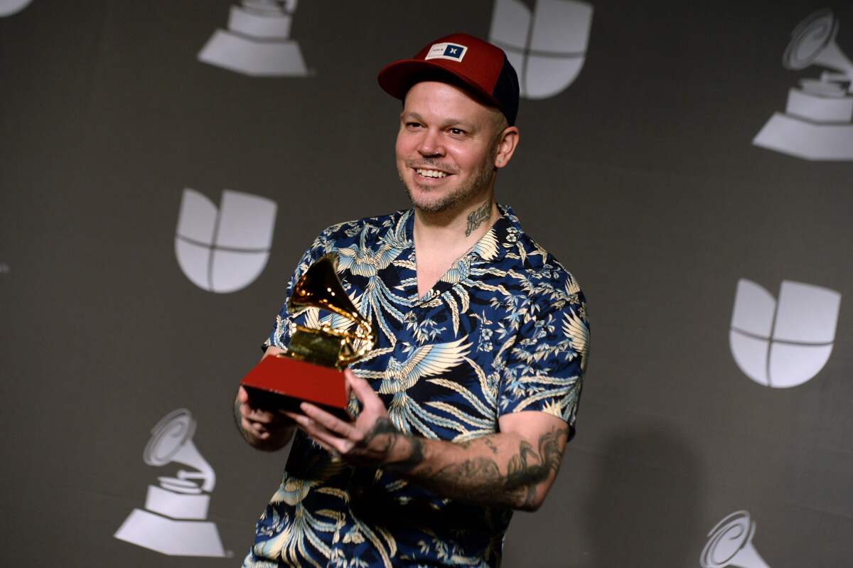 Residente posa en la sala de prensa del Latin Grammy.