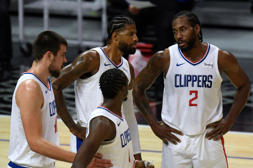 Clippers huddle with Kawhi Leonard, Paul George, Ivica Zubac and Reggie Jackson.