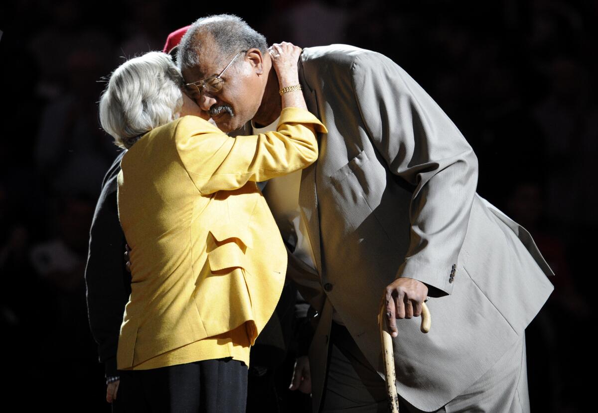 Wes Unseld is greeted by Irene Pollin, wife of the late Washington Bullets owner Abe Pollin, during a 2013 ceremony.