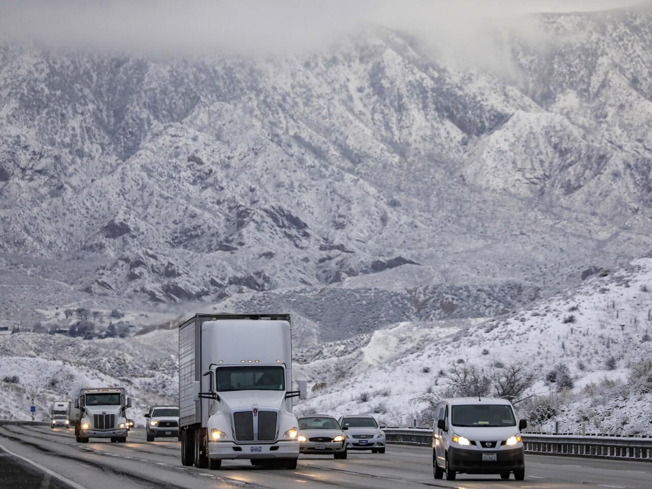 Snow level drops to low elevations around Southland