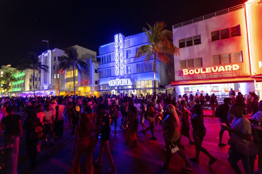 Multitudes caminando por Ocean Drive, el 18 de marzo de 2023 en Miami Beach, Florida. (D.A. Varela/Miami Herald vía AP)