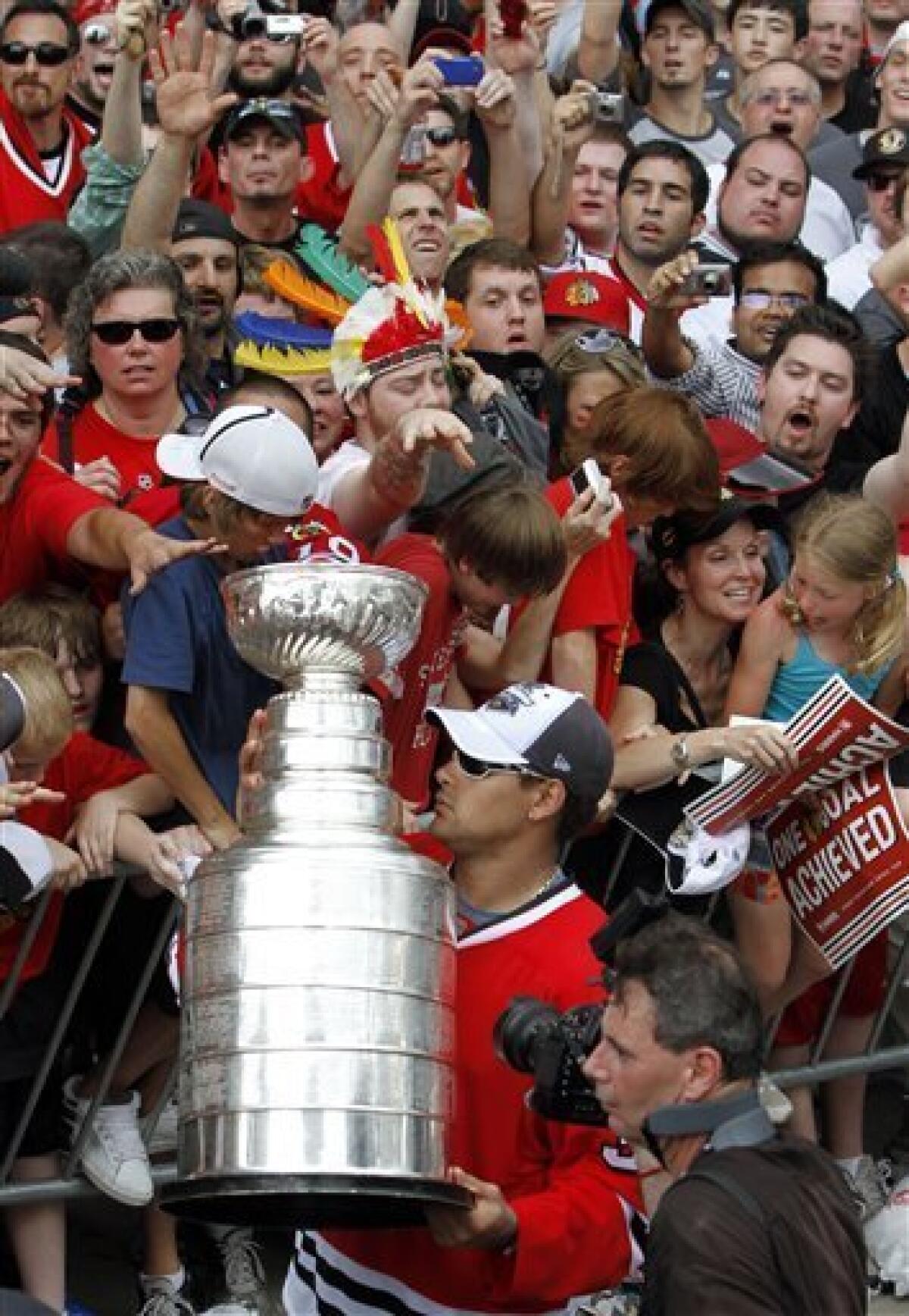 Two million cheer NHL champion Chicago Blackhawks at parade, rally