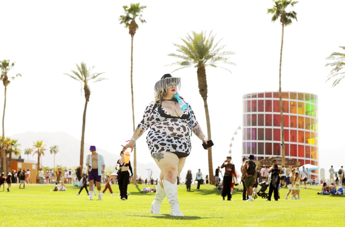 Eine Frau in einem Kleid besucht Coachella