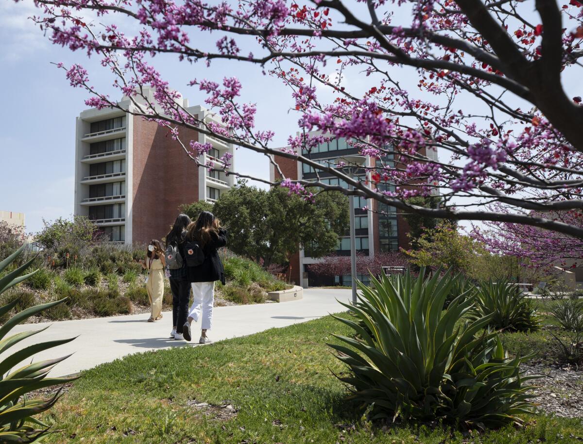 A family tours Claremont McKenna College.