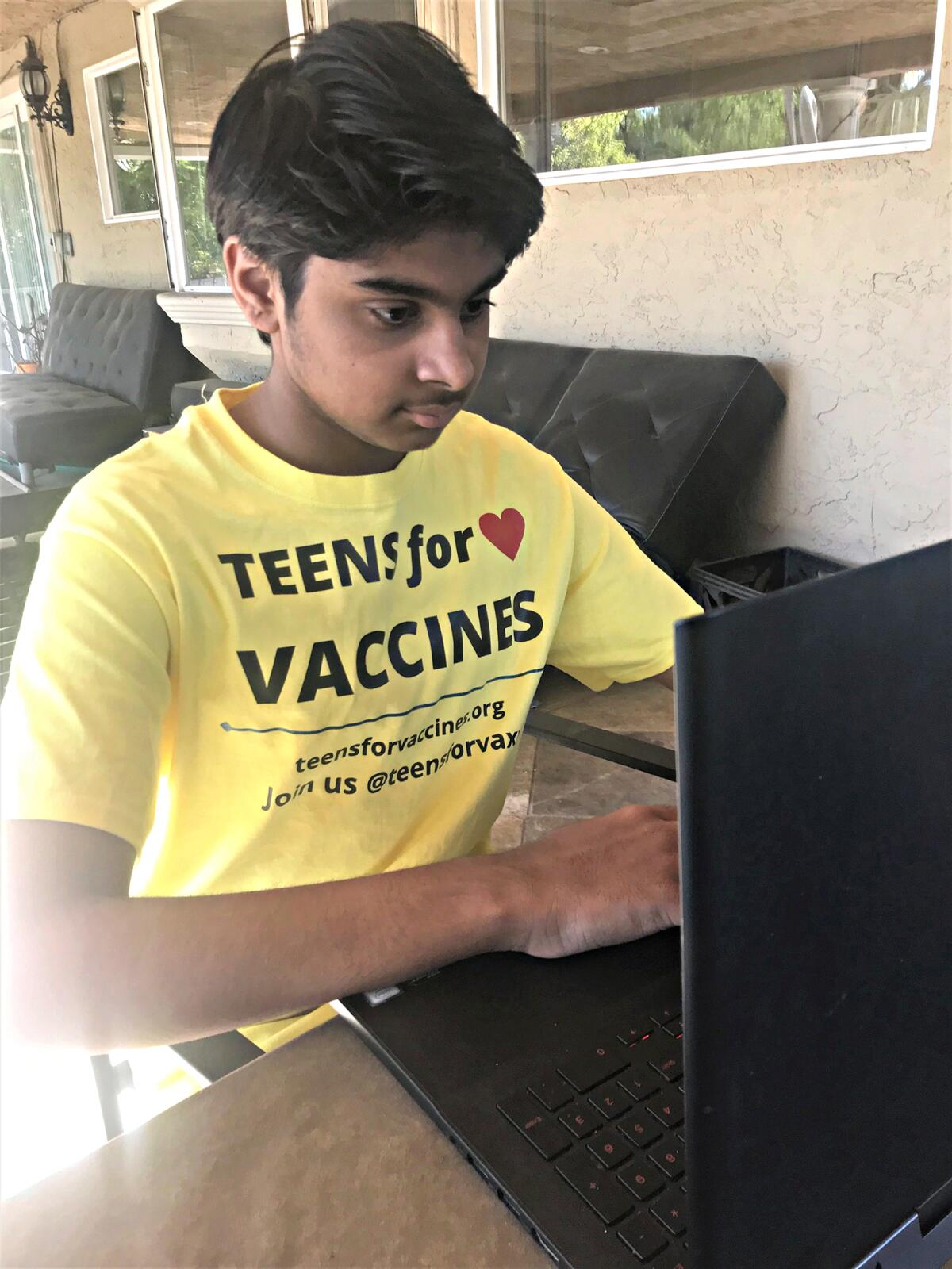 Arin Parsa, de 14 años de San José, busca mensajes sobre vacunas.