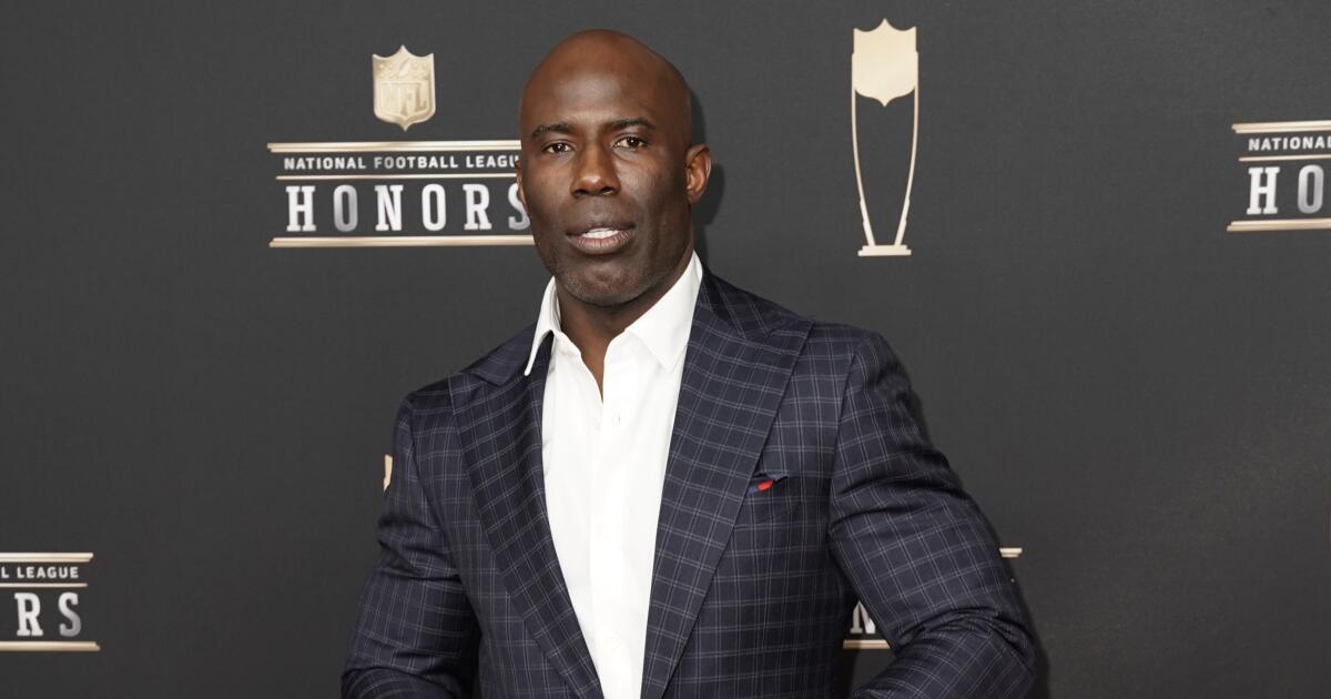 Terrell Davis says United banned him after tapping flight attendant