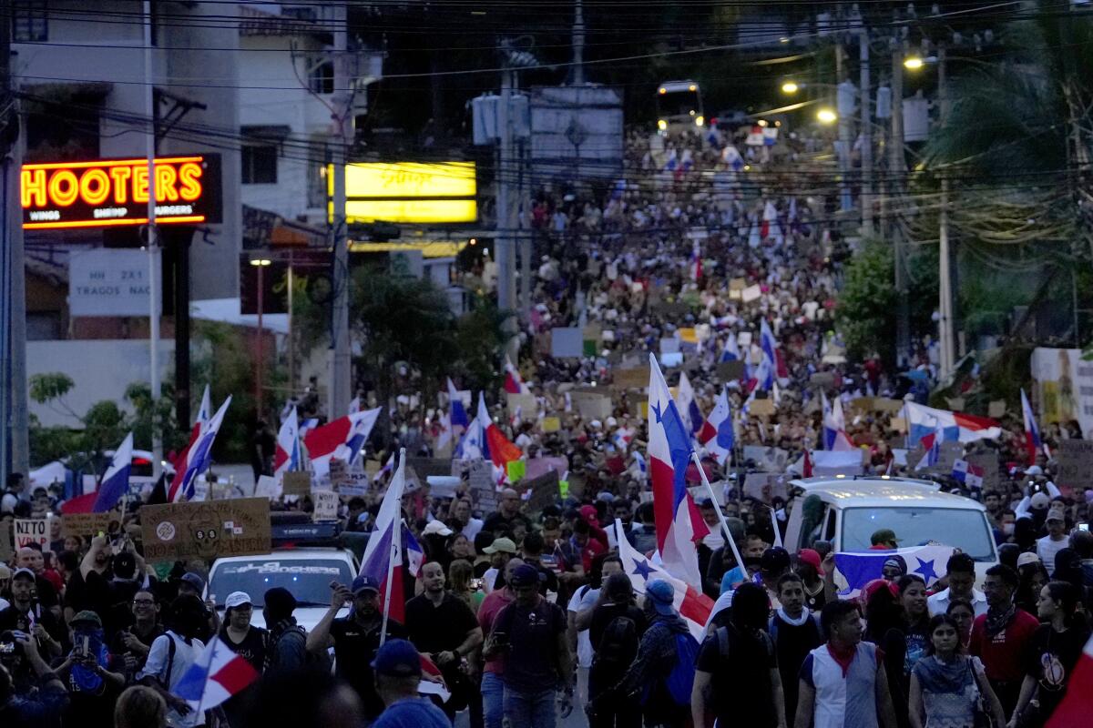 Manifestantes en una protesta contra un contrato recientemente aprobado entre el gobierno y la compañía minera canadiente First Quantum, en Ciudad de Panamá, el miércoles 25 de octubre de 2023. (AP Foto/Arnulfo Franco)