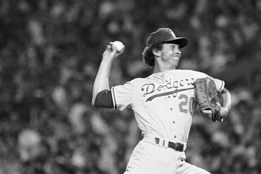 ARCHIVO - En esta foto de archivo del 20 de julio de 1977, Don Sutton, pitcher de los Dodgers de Los Ángeles, lanza en el Juego de Estrellas en Nueva York (AP Foto, ARCHIVO)