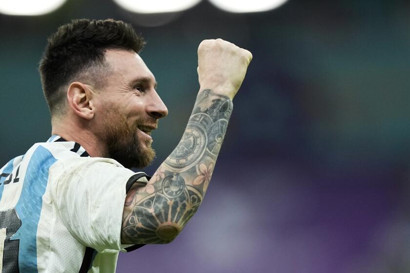 Lionel Messi celebra tras la victoria de Argentina por penales ante Holanda en el partido por los cuartos de final del Mundial, el sábado 10 de diciembre de 2022, en Lusail, Qatar. (AP Foto/Jorge Saenz)