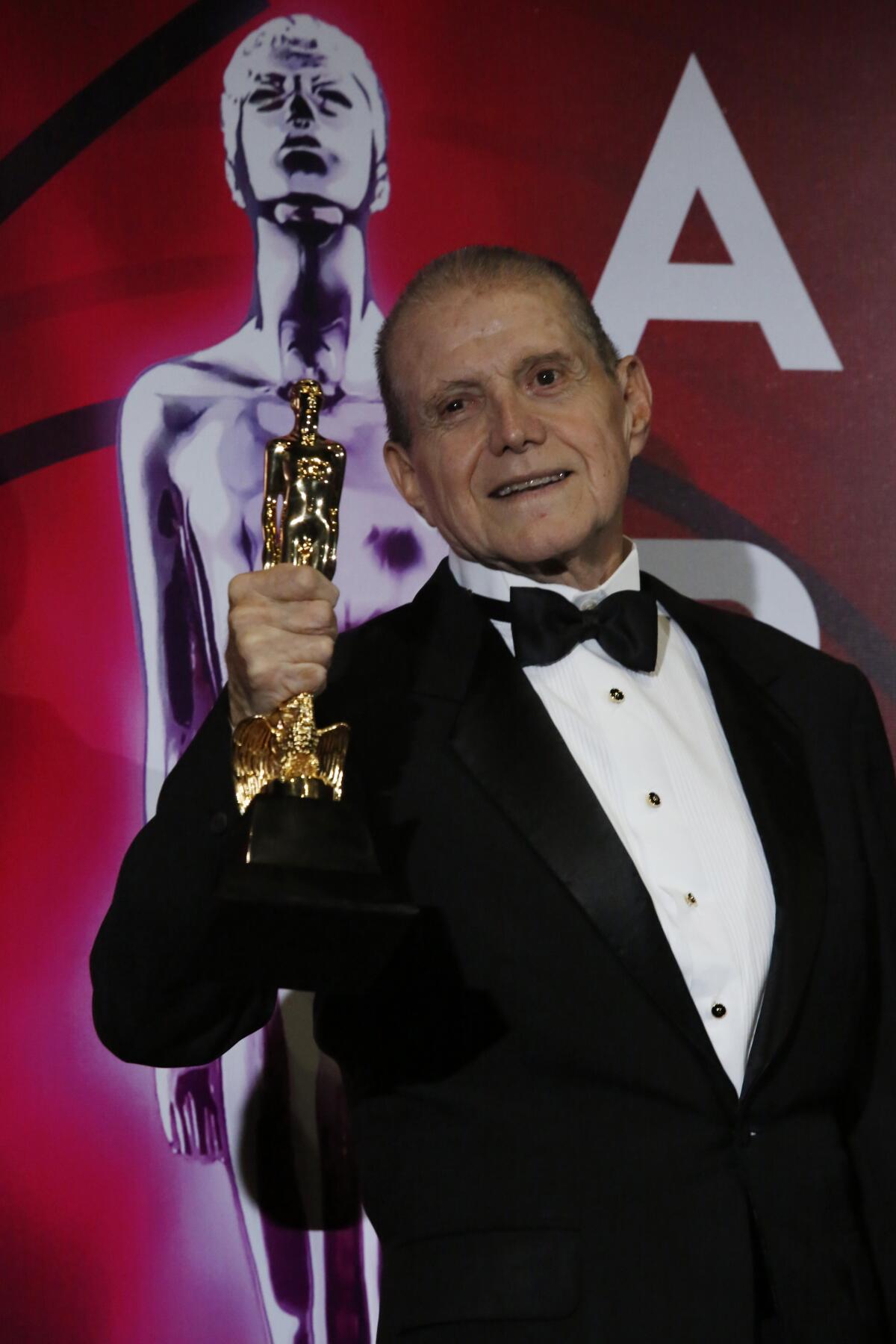 El actor mexicano Héctor Bonilla posa en la alfombra roja de la 61a edición 