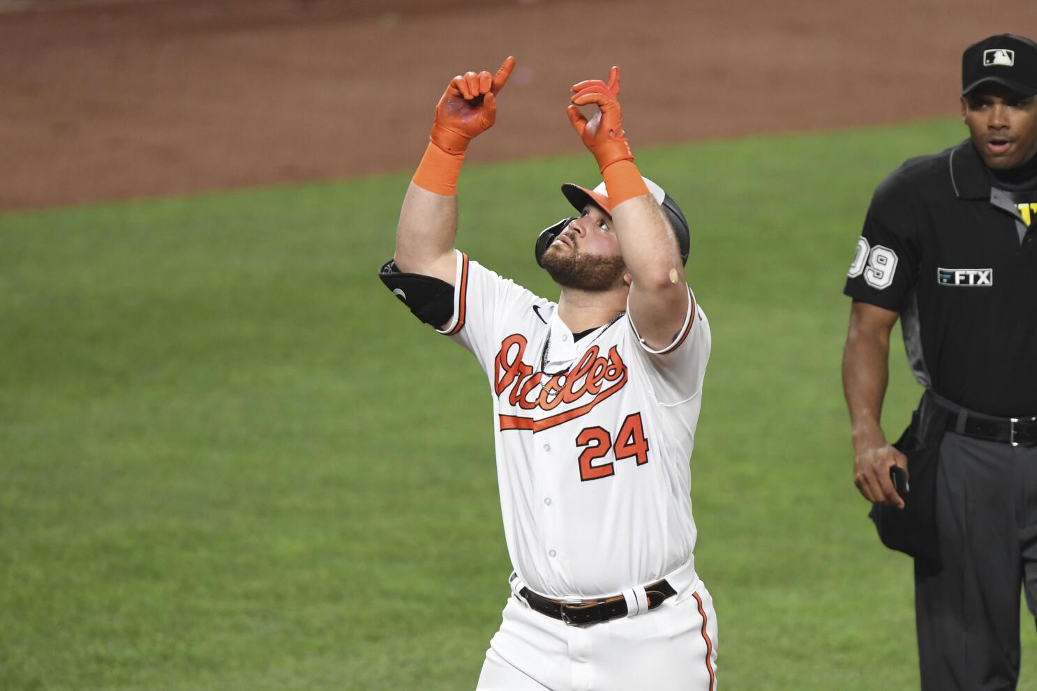 Orioles reliever ties wins record