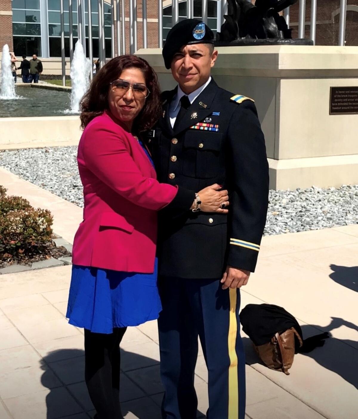 Rocío Rebollar junto a su hijo Gibram Cruz, quien sirve en las fuerzas armadas de Estados Unidos.