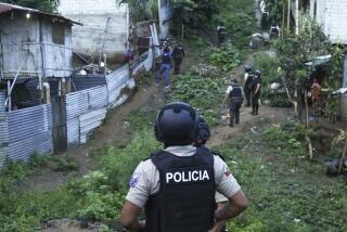 La policía ejecuta un operativo en busca de armas y drogas como parte de su lucha para combatir grupos criminales y extorsionadores, en el barrio de Nueva Guayaquil, en Guayaquil, Ecuador, el jueves 4 de abril de 2024. (AP Foto/César Muñoz)