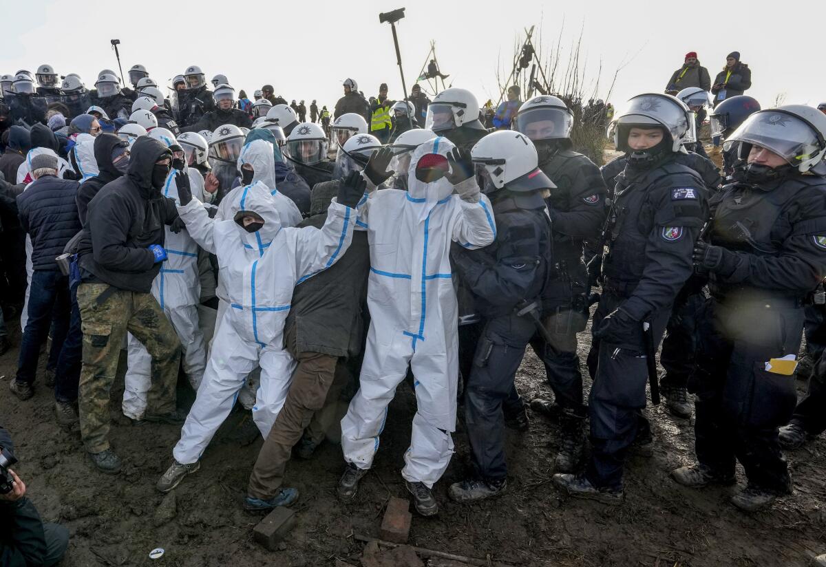 Manifestantes chocan con policías junto a la mina Garzweiler de lignito a cielo abierto 
