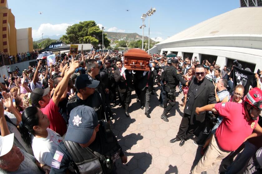 Los fanáticos del músico Celso Piña estuvieron en la misa de cuerpo presente oficiada por el Padre Juan José Martínez.