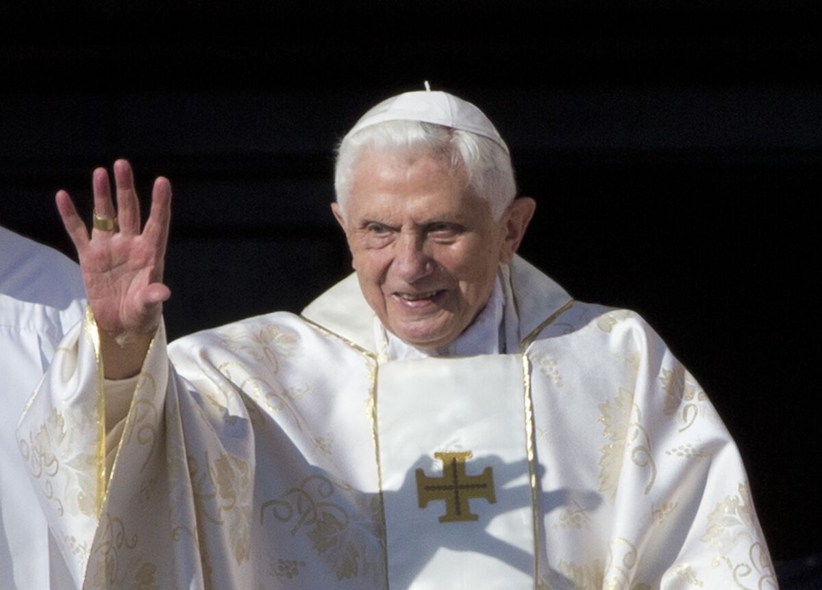 ARCHIVO - El papa emérito Benedicto XVI llega a la Plaza de San Pedro 