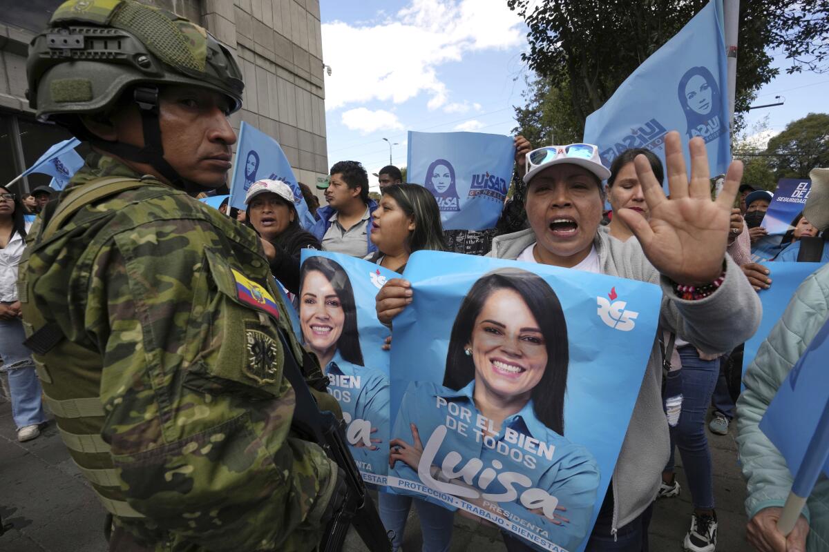 Partidarios de la candidata presidencial Luisa González, se reúnen en Quito, Ecuador.