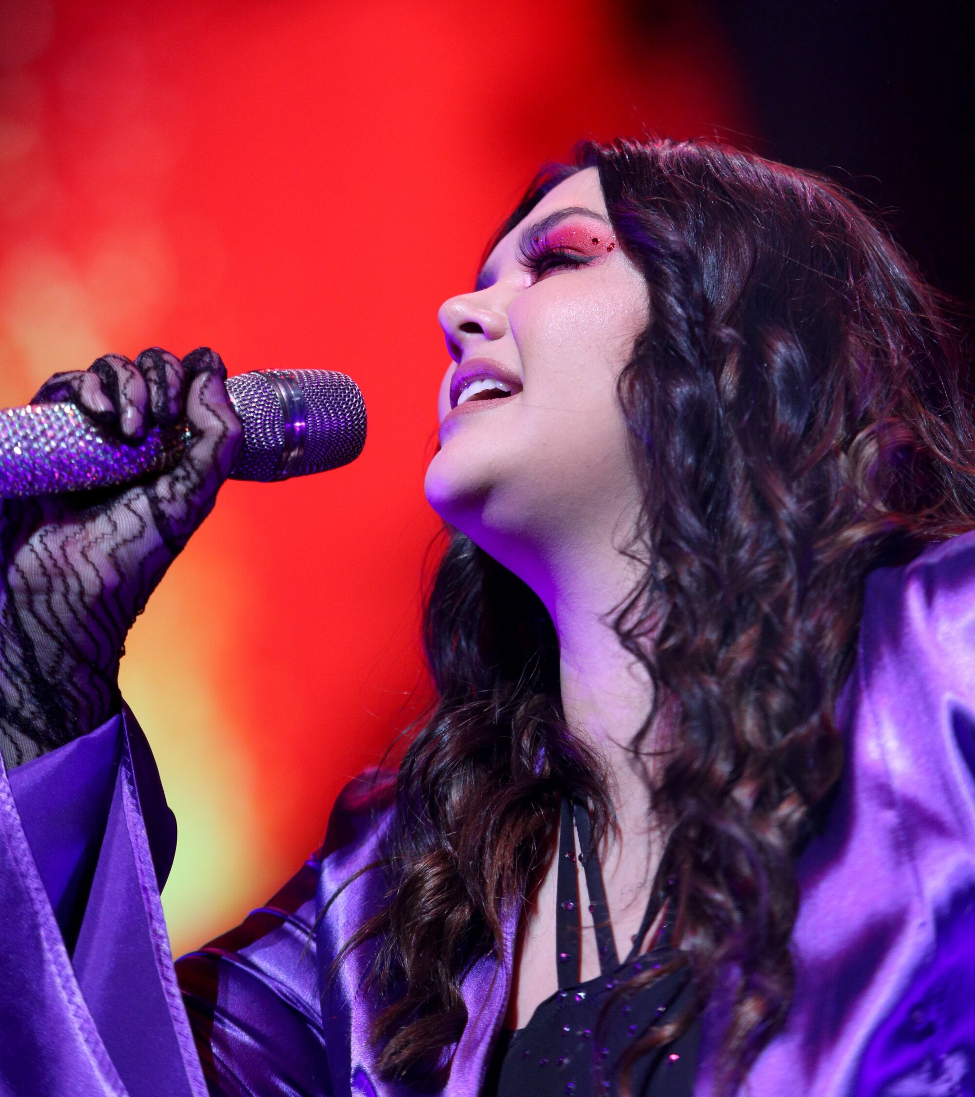 Una noche de copas, canciones y aplausos con Yuridia - Los Angeles Times